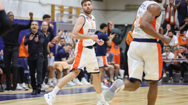 המארחת רדפה, מבלי לתפוס. צוף בן משה (צילום: לירון מולדובן)