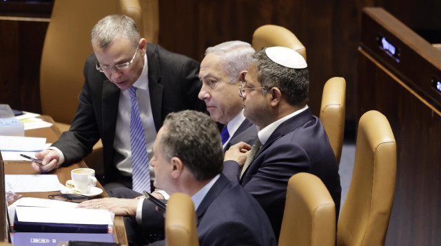 שולחן בממשלה במליאת הכנסת (צילום: מרק ישראל סלם)