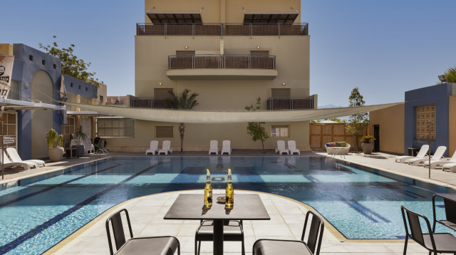 הבריכה במתחם דירות הנופש אלמוגים באילת (צילום: אסף פינצ'וק)