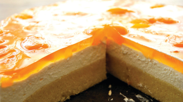 עוגת שכבות: קרם גבינה, משמש וג'לי משמש (צילום: פסקל פרץ-רובין)