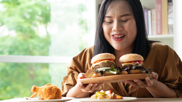 אישה זוללת, אילוסטרציה (צילום: אינגאימג')