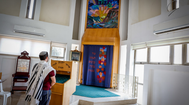 תפילה בבית כנסת (צילום: גרשון אלינסון, פלאש 90)