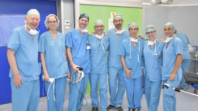 הצוות המנתח מהמרכז הרפואי לגליל ומהמרכז הרפואי שיבא, יחד עם פרופ' לורן שכטר (צילום: רוני אלברט)