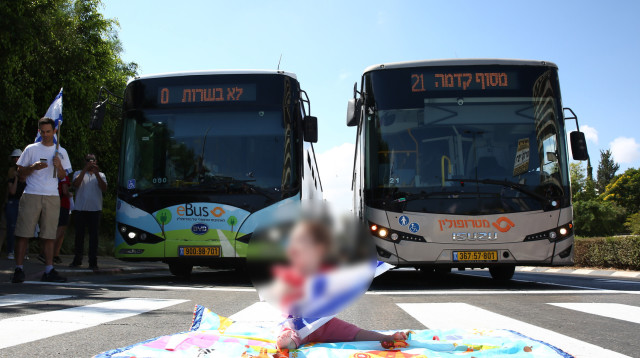 פעוטה במחאה נגד הרפורמה המשפטית (צילום: לירון אלמוג, פלאש 90)