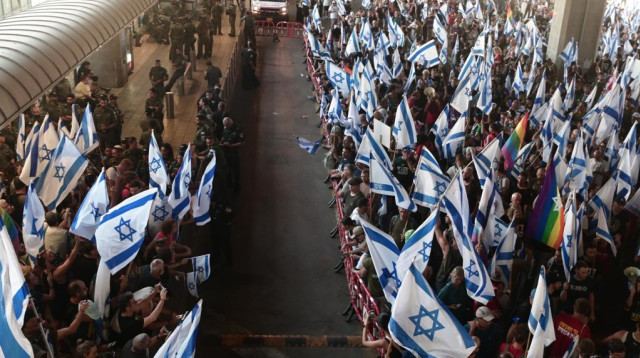 ההפגנה בנתב"ג  (צילום: אבשלום ששוני)