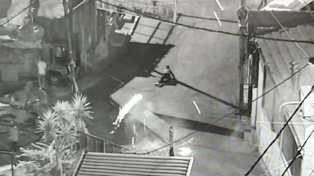 ירי זיקוקים לעבר לוחמי מג"ב בירושלים (צילום: דוברות המשטרה)