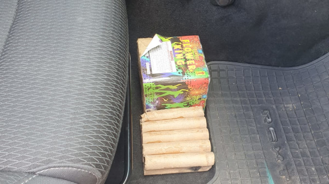 זיקוקים ברכב (צילום: דוברות המשטרה)