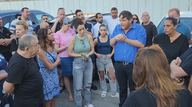 גרינברג ונציגי התושבים, בפגישה אתמול. "נדמה שאתה לא סופר אותנו" (צילום: באדיבות התושבים)