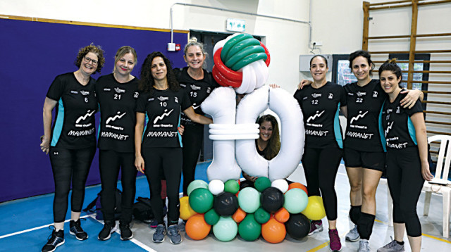 נבחרת המאמאנט של שמעוני לאחר הזכייה הכפולה.  “תופעה חברתית וספורטיבית” (צילום: דוברות עיריית גבעתיים)