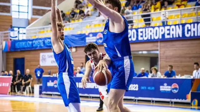 וולף וציפר מנסים למנוע סל (צילום: GettyImages, fiba.com)