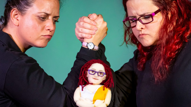 'שם זמני סופי' (שרון גומבוש וליבי רן) בפסטיבל לתאטרון בובות בחולון (צילום: כפיר בולטין)