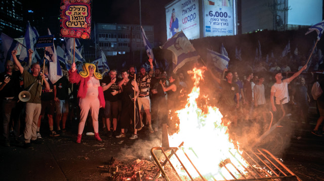 הדלקת מדורה בנתיבי איילון בשבוע שעבר (צילום: מרים אלסטר)