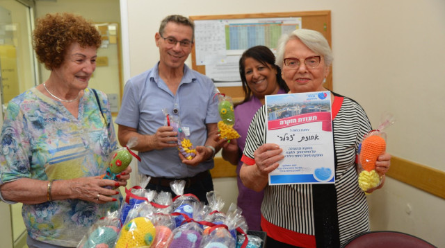 מימין: חנה לוינגר, יפעת מימון, ד"ר שמואל צנגן ומריאנה קופרשמייט (צילום:  טל דוד דוד, צילום רפואי / דוברות ברזילי)