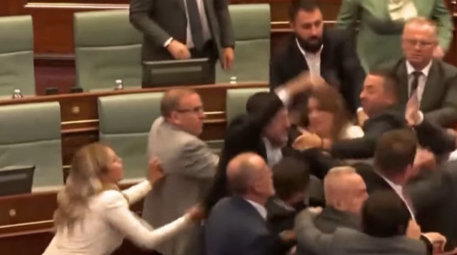 קטטה המונית בפרלמנט בקוסובו (צילום: שימוש לפי סעיף 27א')