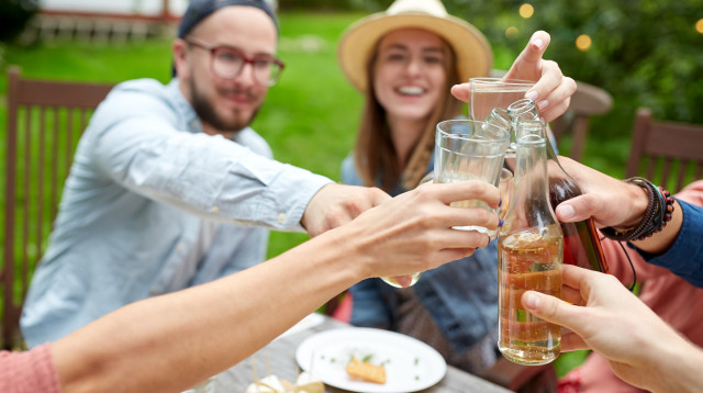 חשוב להרבות בשתייה. ויש גם מאכלים שיעזרו לגוף להצטנן (צילום: אינגאימג')
