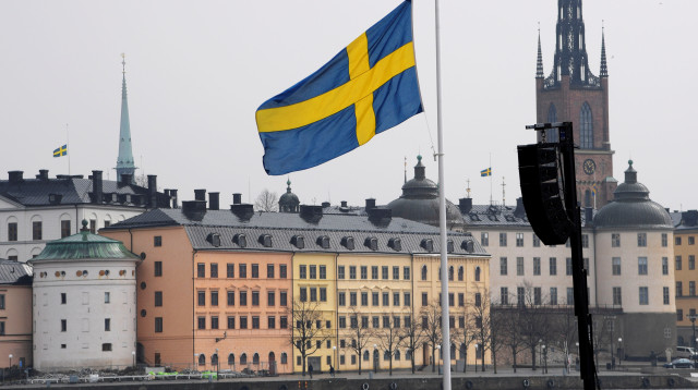 דגל שבדיה בעיריית סטוקהולם (צילום: NEWS AGENCY/Anders Wiklund via REUTERS)