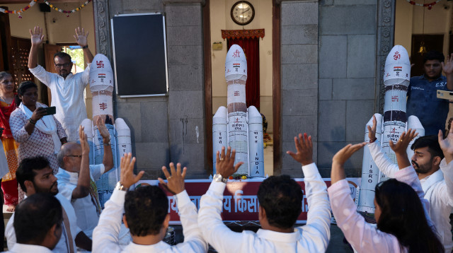 תפילה המונית במומבאי להצלחת שיגור החללית לירח (צילום: רויטרס)