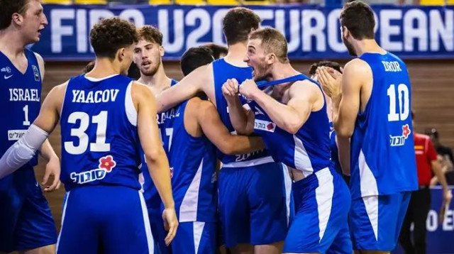 ניצחון סנסציוני. נבחרת ישראל חוגגת (צילום: אתר רשמי, fiba.com)
