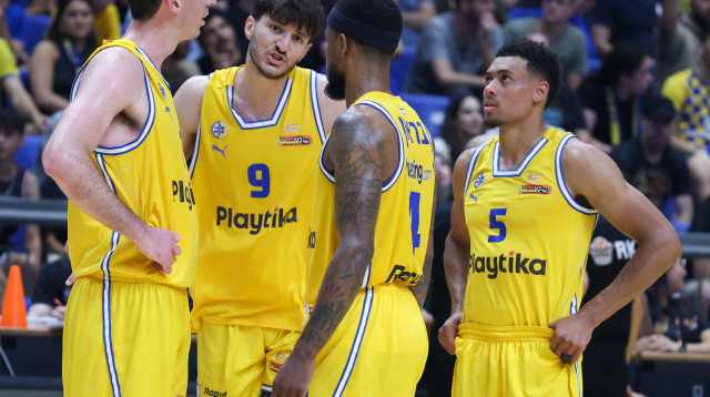 רומן סורקין ושחקני מכבי תל אביב (צילום: דני מרון)