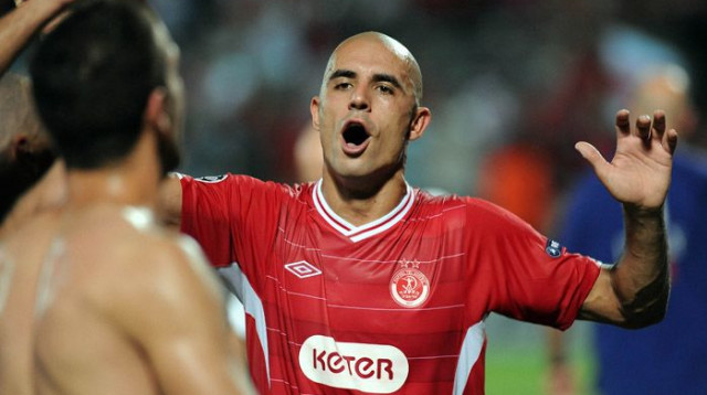 דגלאס דה סילבה בלם הפועל תל אביב (צילום: ברני ארדוב)