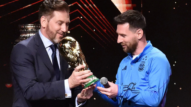 שחקן נבחרת ארגנטינה ליאונל מסי עם נשיא Conmebol אלחנדרו דומינגס (צילום: GettyImages, NORBERTO DUARTE/AFP)