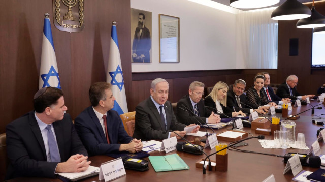 בנימין נתניהו בכניסה לישיבת הממשלה (צילום: מרק ישראל סלם)