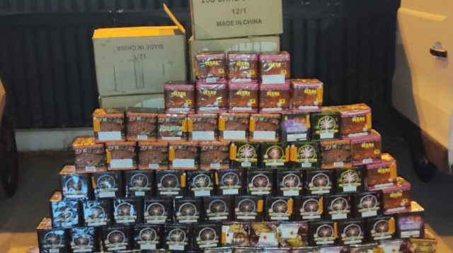 הזיקוקים שתפסו בלשי המשטרה בבית חנינא (צילום: דוברות המשטרה)