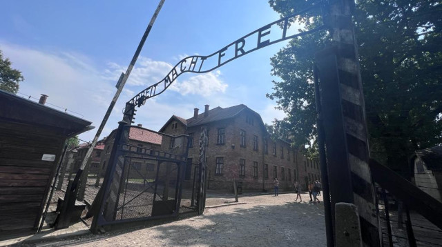 שער הכניסה למחנה אושוויץ, "העבודה משחררת" (צילום: רחלי קירמה)