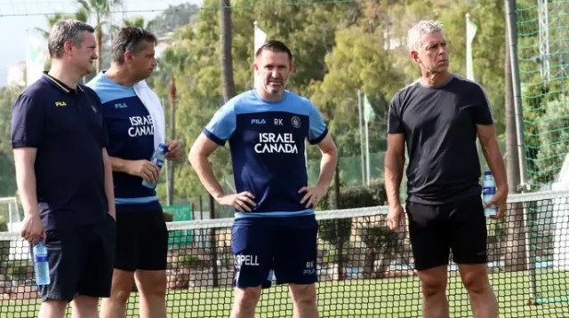 גולדהאר עם קין, אנגלידיס ומנספורד באימון (צילום: אתר רשמי, מכבי תל אביב)