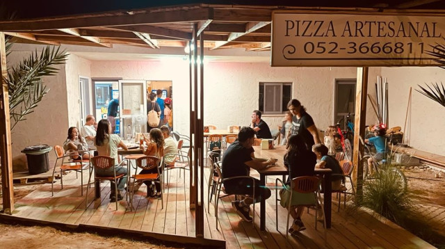 פיצה ארטיזנל בכפר האמנים בצוקים (צילום: פיצה ארטיזנל)