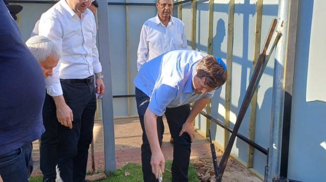 גרינברג בהנחת אבן הפינה למקווה השבוע. תקציב של מיליון שקל (צילום: אלון חכמון)