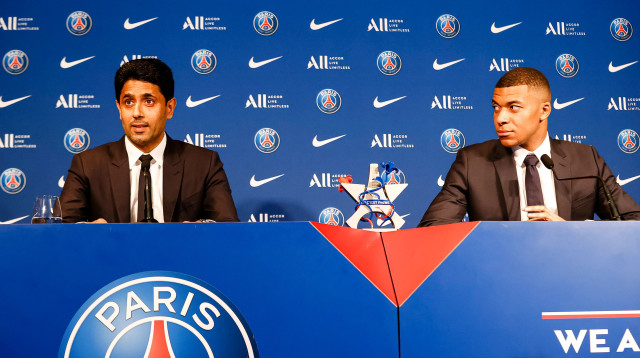 נשיא פריז סן ז'רמן נאסר אל חלאיפי עם קיליאן אמבפה (צילום: GettyImages, Antonio Borga/Eurasia Sport Images)