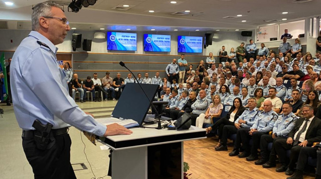 ניצב עמי אשד בטקס חילופי פיקוד במחוז ת"א (צילום: אבשלום ששוני)