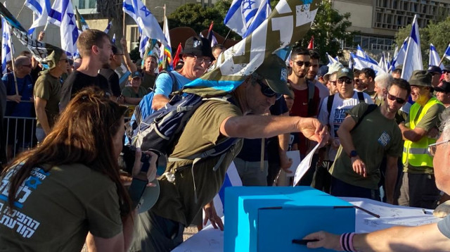 מילואימניקים חותמים על צווי אי התייצבות למילואים (צילום: אבשלום ששוני)