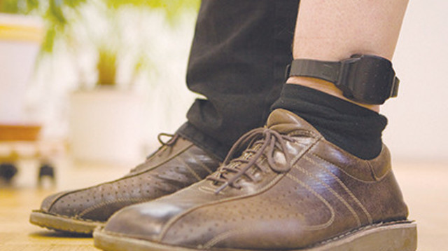 אזיק אלקטרוני (צילום: רויטרס)