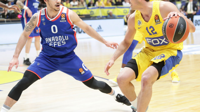 שחקן מכבי תל אביב, אנג'לו קלויארו, מול שחקן אנאדולו אפס, שיין לארקין (צילום: דני מרון)