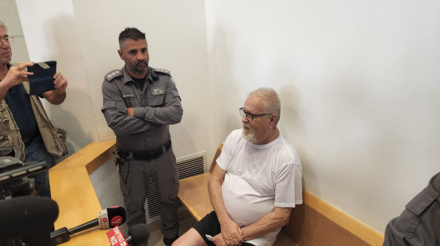 גיורא פרי בבית המשפט (צילום: ארנולד נטייב)