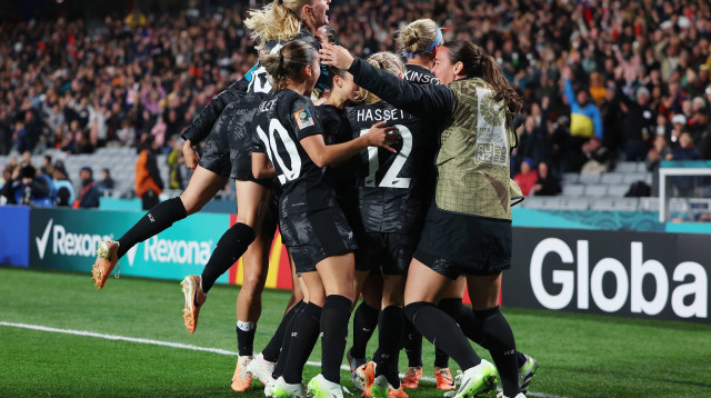 שחקניות נבחרת ניו זילנג חוגגות עם האנה ווילקינסון (צילום: GettyImages, Phil Walter)