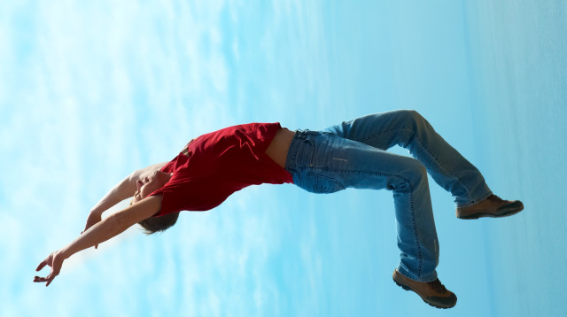 קורה לכם שאתם חולמים שאתם נופלים ומתעוררים בבהלה? (צילום: אינג'אימג')