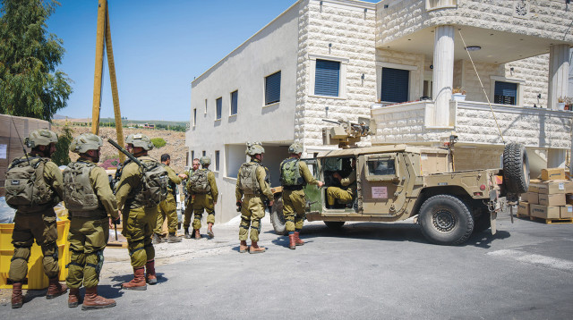 כוח צהל בכפר ע'ג'ר בגבול לבנון (צילום: איל מרגולין פלאש 90)