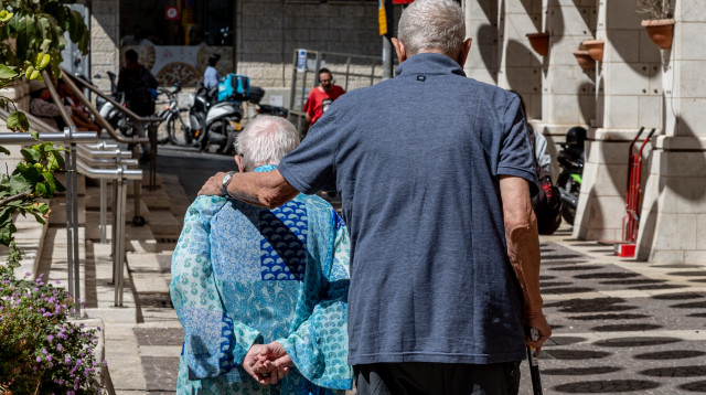 זוג קשישים בירושלים (צילום: נתי שוחט, פלאש 90)