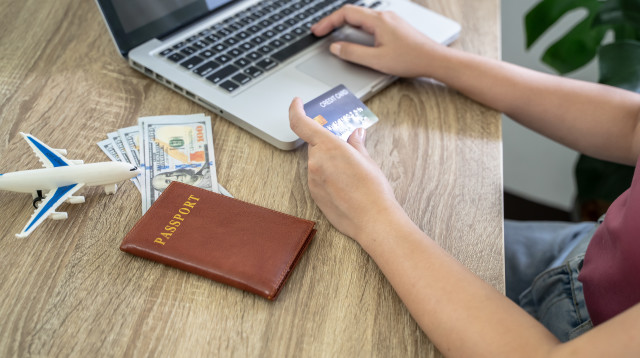 אדם רוכש כרטיס טיסה (צילום: אינגאימג')