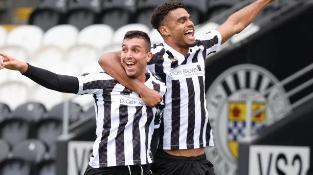 סתיו נחמני במדי סט. מירן (צילום: אתר רשמי, סט. מירן)