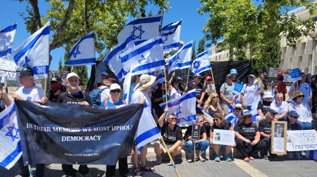 משפחות שכולות מפגינות מחוץ לכנסת (צילום: ללא קרדיט)