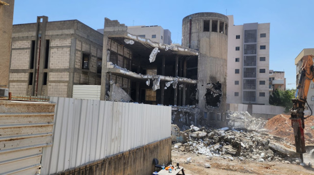 הריסת המבנה הנטוש. בעירייה טוענים ש"קידום תוכנית בית הספר ירדה מסדר היום" (צילום: באדיבות התושבים)