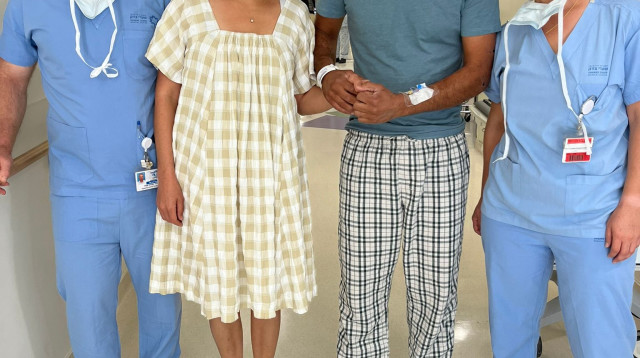 אלרעי קאפח עם צוות בית החולים (צילום: דוברות שערי צדק)