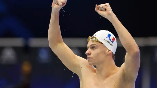 הצגה בבריכה. לאון מרשאן (צילום: רויטרס)