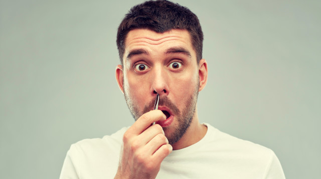 הסרת שיער מהאף (צילום: אינגאימג')