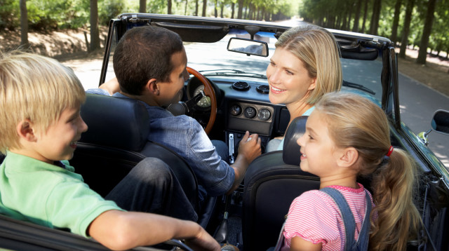 משפחה נוסעת במכונית, אילוסטרציה (צילום: אינגאימג')