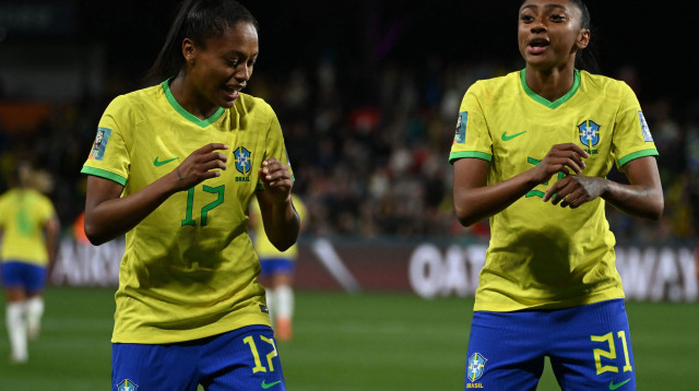 ארי בורג'ס לצד קרולין נבחרת הנשים של ברזיל (צילום: GettyImages)